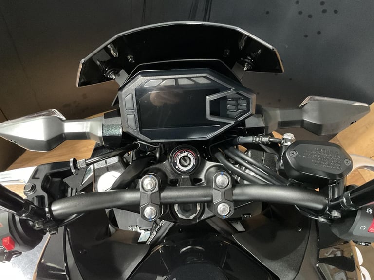 Kawasaki Z500 Performance 2025 just 1135 Miles and One Owner! FREE UK DELIVERY!