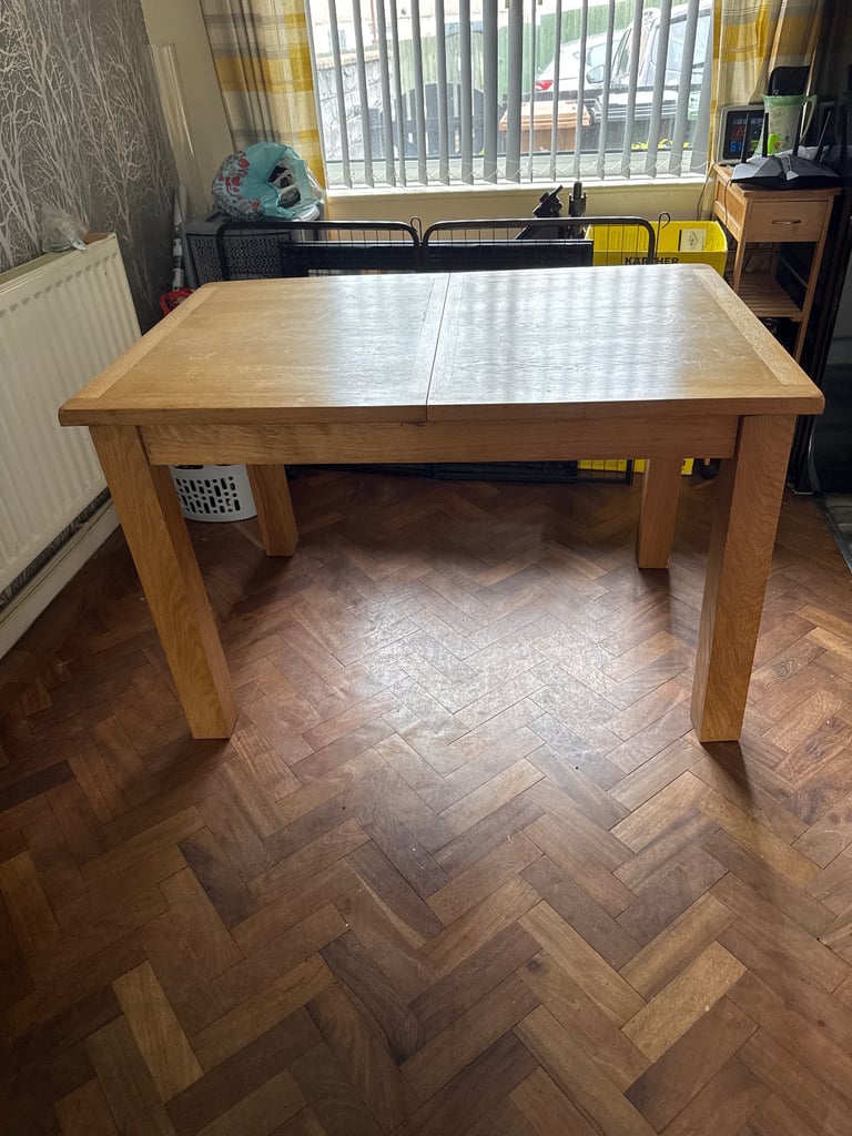 image for Extendable wood dinning table