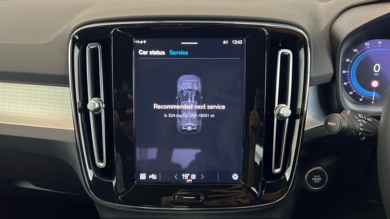 2022 Volvo XC40 Core, B3 mild hybrid, Petrol (Apple CarPlay, Power Tailgate, Google Nav) Estate P...