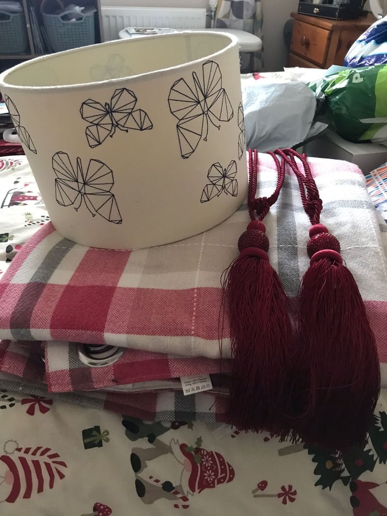 2 pairPair of curtains approx 54 drop, I lampshadr