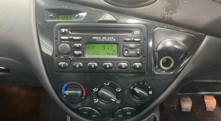 2004 Ford Focus 1.6 Ghia 5dr HATCHBACK Petrol Manual