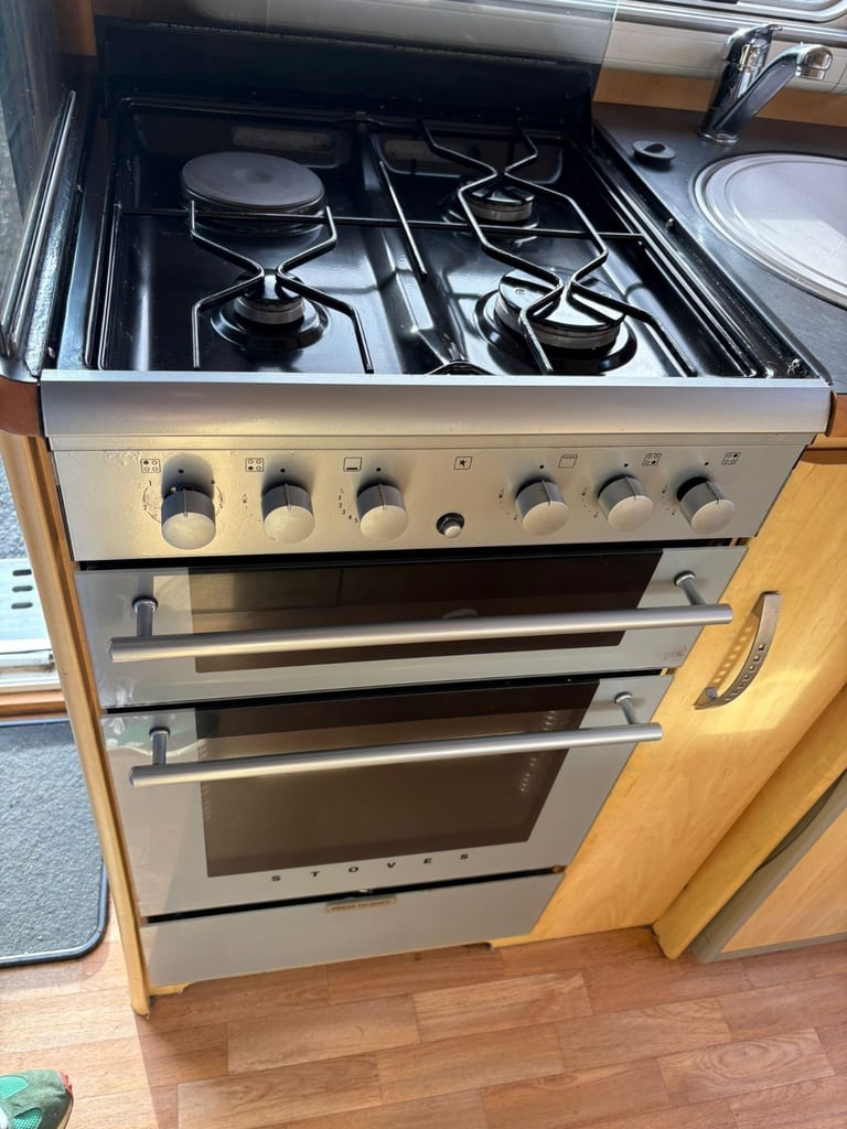 SOLD PENDING COLLECTION-2005 Sterling Eccles Sapphire 5 Berth