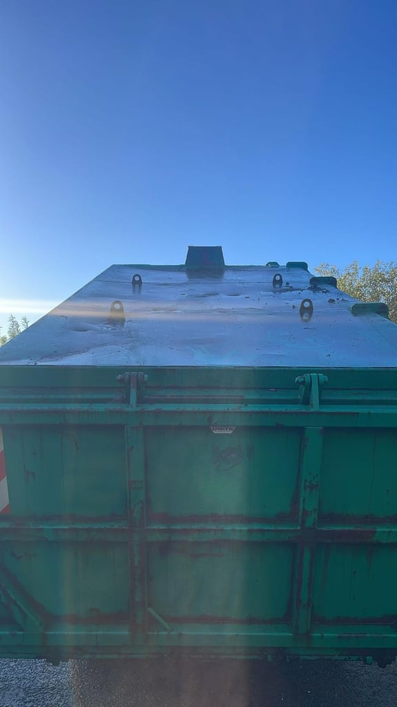 2015 (65) LEYLAND DAF LF220 HOOKLOADER. ENCLOSED BODY. 18 TON GVW. EURO 6. 