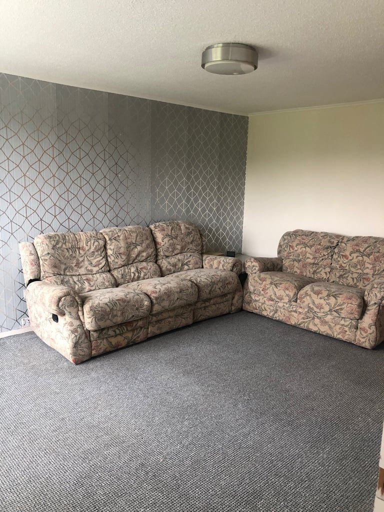 LOVELY ONE BEDROOM FURNISHED FLAT IN DALMUIR 