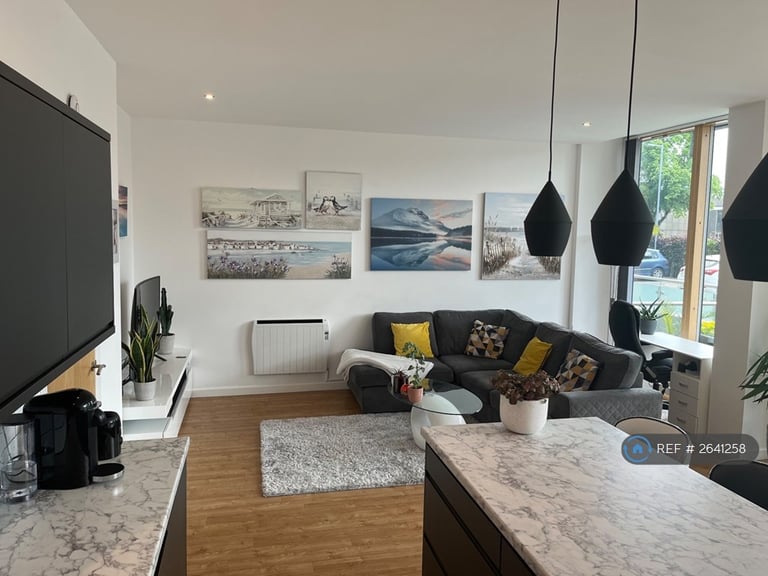 2 bedroom flat in Warwickgate House, Old Trafford, Manchester, M16 (2 bed) (#2641258)