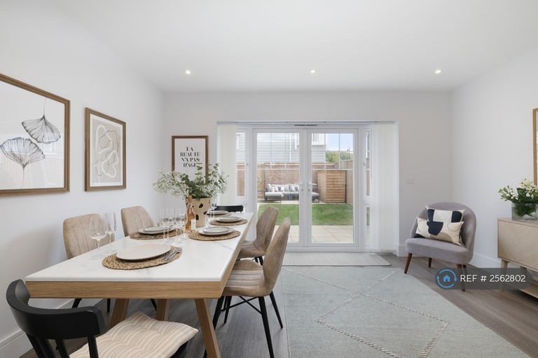 3 bedroom house in Green Park Village, Reading, RG2 (3 bed) (#2562802)