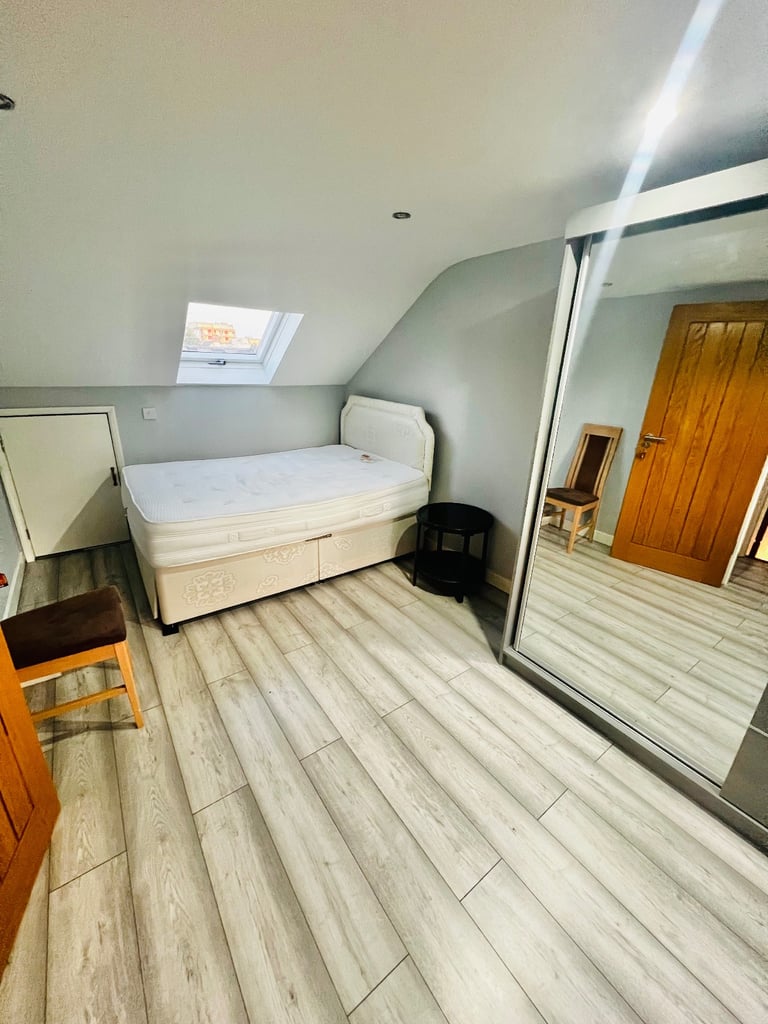 DOUBLE ROOM TO LET AT LEYTON  E10 6AU AREA FOR FEMALES ONLY. 