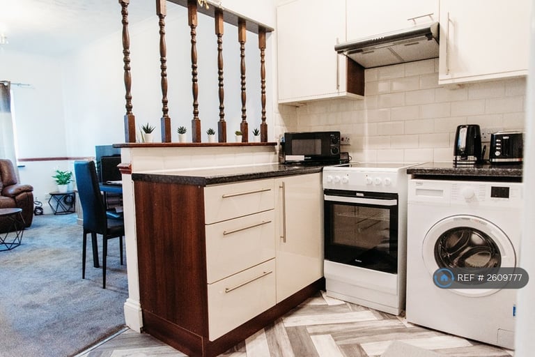 2 bedroom flat in Mill Lodge, Shoeburyness, Southend-On-Sea, SS3 (2 bed) (#2609777)