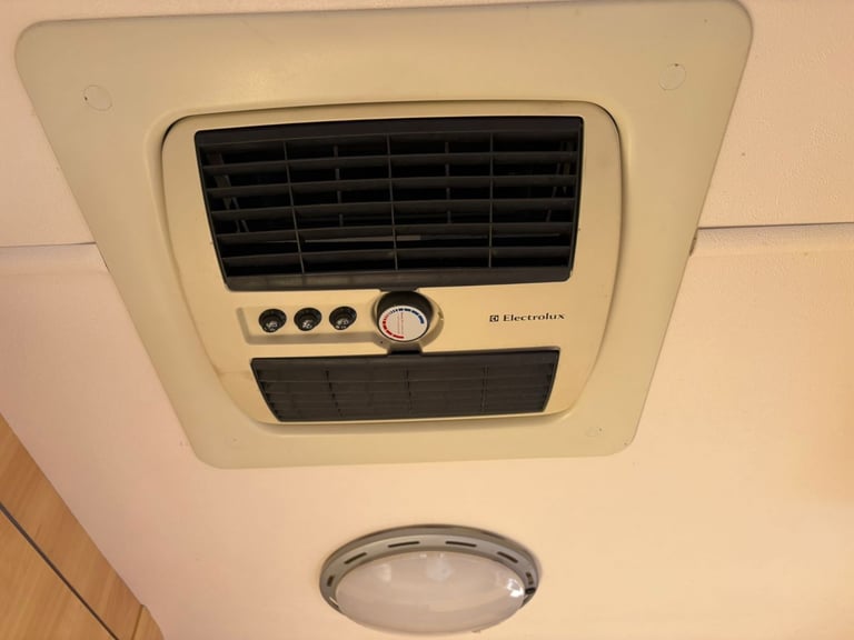 SOLD PENDING COLLECTION-2005 Sterling Eccles Sapphire 5 Berth