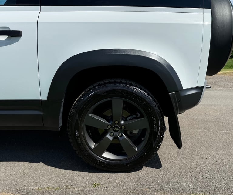2023 Land Rover Defender 90 3.0 D250 MHEV Hard Top Fuji White - 14,825 Miles 