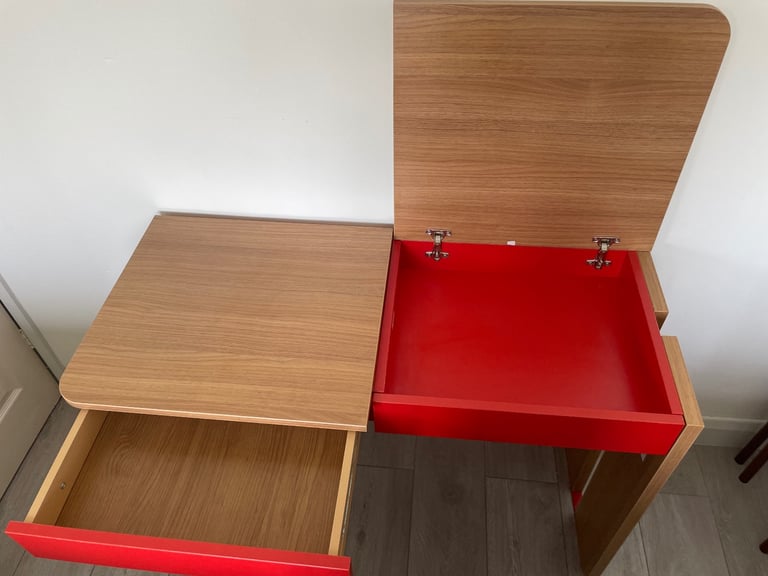 Kid’s desk 