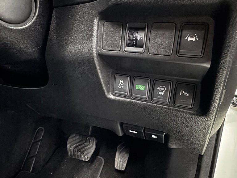 2016 Nissan Qashqai 1.2 DIG-T N-Connecta XTRON 2WD Euro 6 (s/s) 5dr HATCHBACK Petrol Automatic