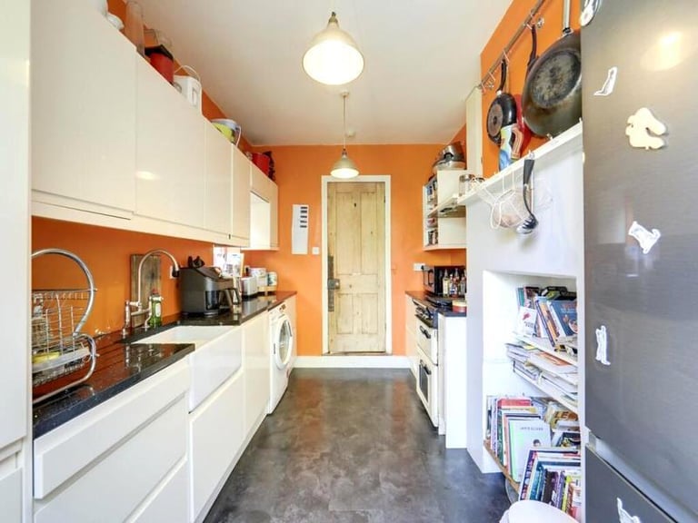 🏡 Bright room in Peckham available for £780 including bills.