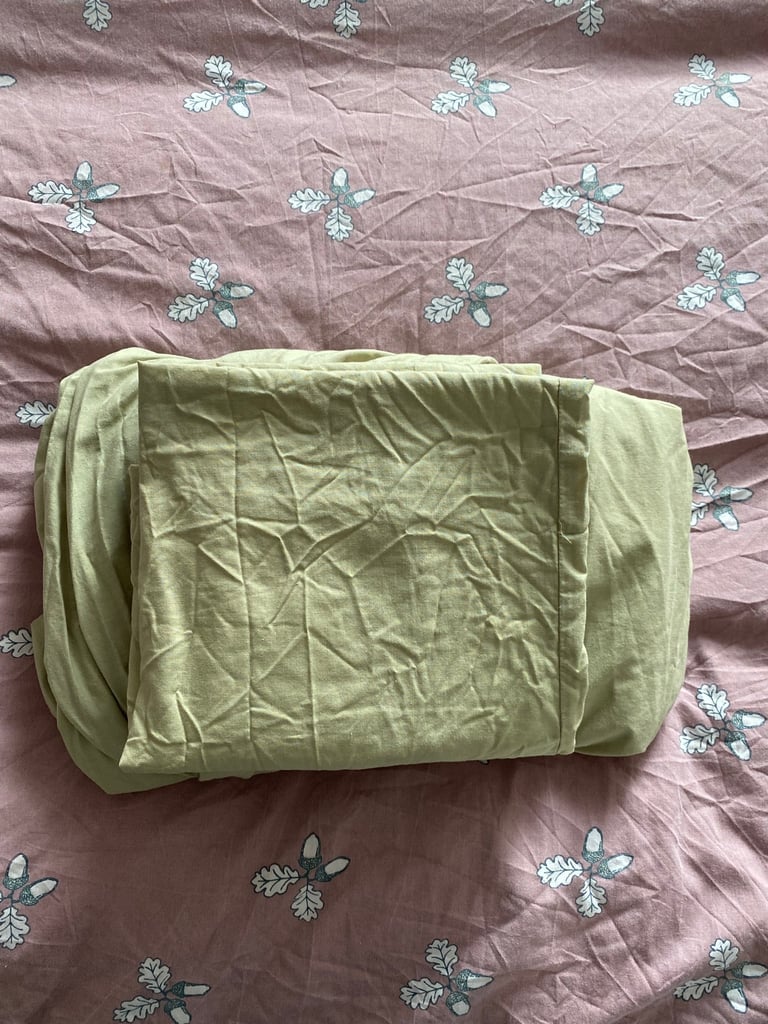 image for Double sized fitted sheet and matching pillow covers 