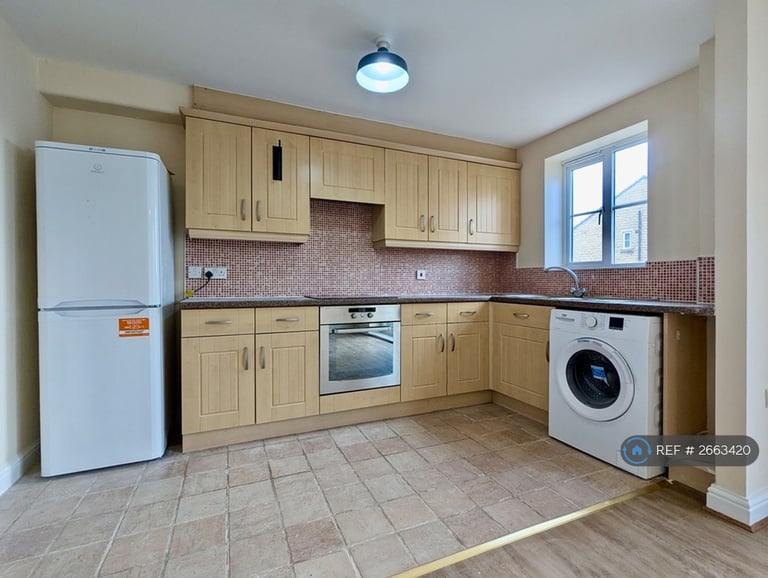 3 bedroom flat in Beechwood Park, Brighouse, HD6 (3 bed) (#2663420)