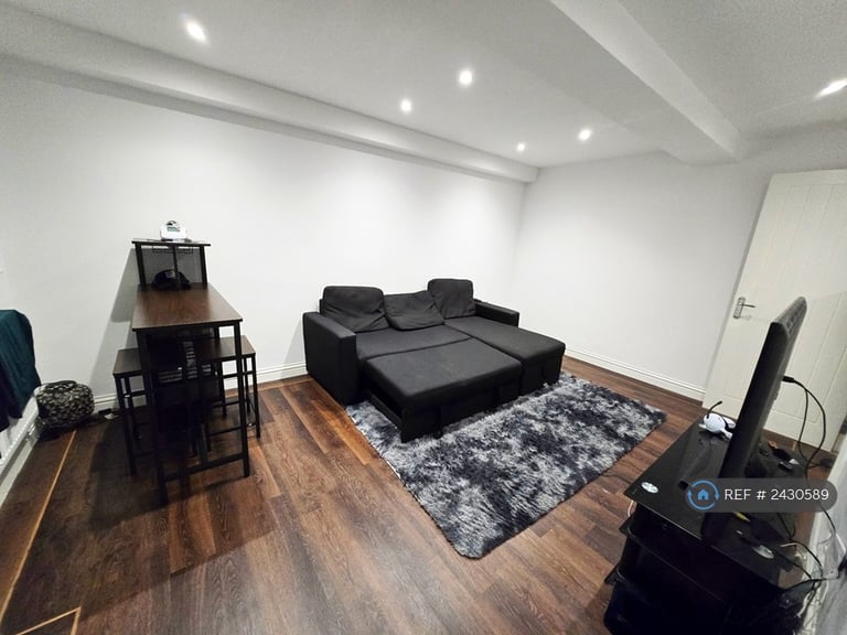 1 bedroom flat in Connaught Towers, Thornton Heath, CR7 (1 bed) (#2430589)