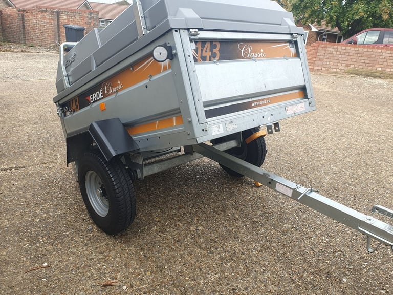 Erde 143 Trailer with lockable hard top and load bars