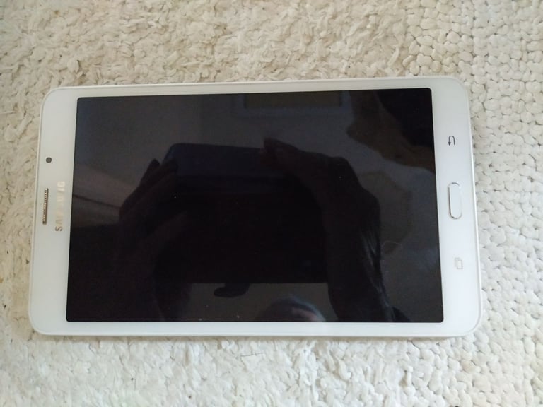 Samsung 4G Galaxy Phone in good condition works well clean item