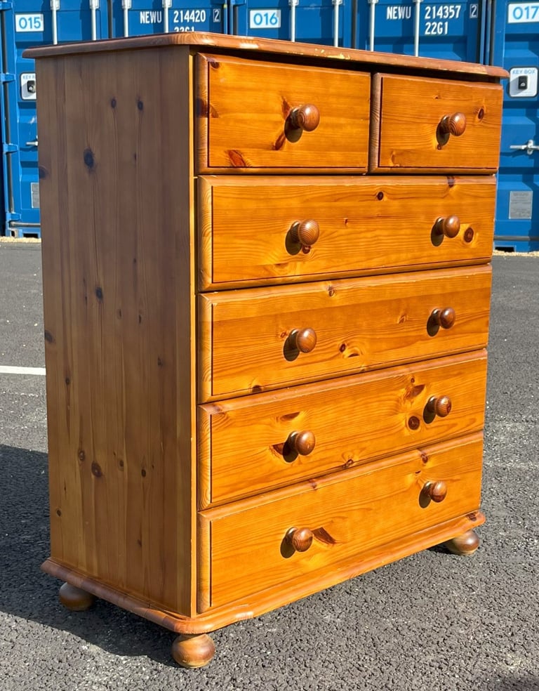 A QUALITY SOLID PINE CHEST OF DRAWERS