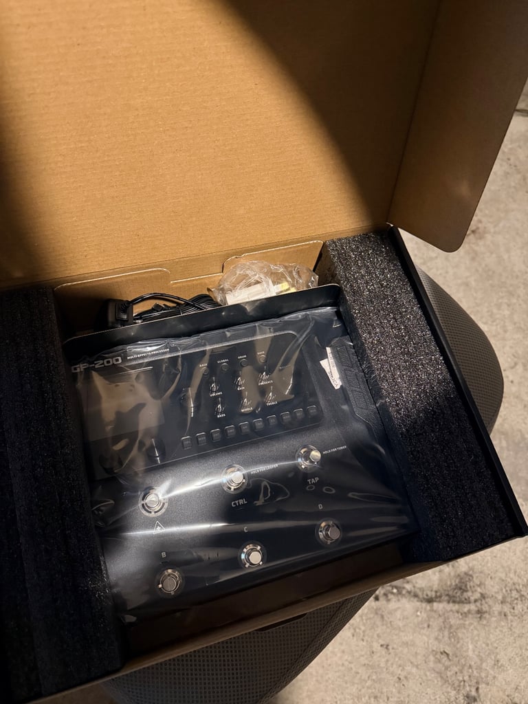 Valeton GP-200 guitar multi effects pedal