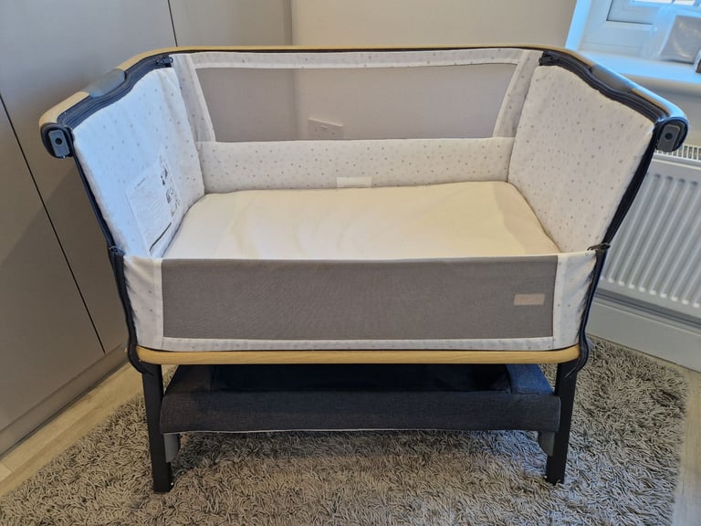 Tutti Bambini CoZee bedside crib / baby bed with mattress (0-6 months) – RRP: £169