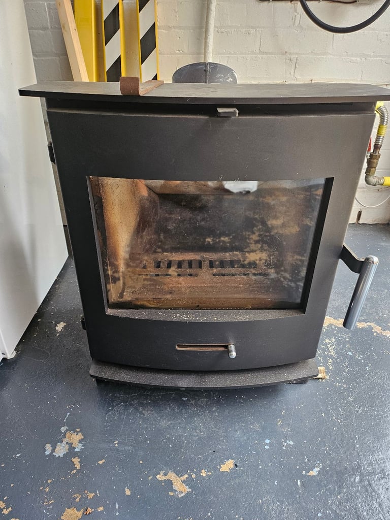 Pevex Newbourne 40 4.5kw inset multi fuel stove.
