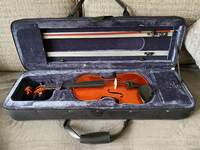 Violin in excellent hardly used condition - half size and perfect for junior beginners.