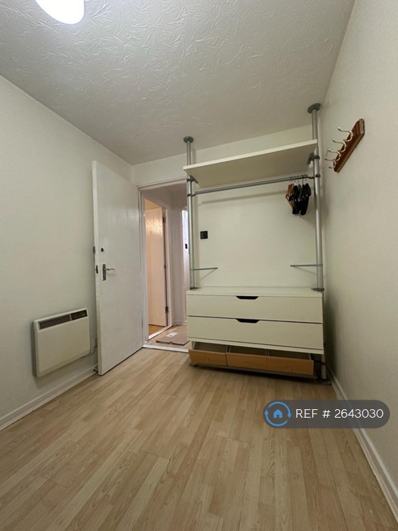 2 bedroom flat in Renoir Court, London, SE16 (2 bed) (#2643030)