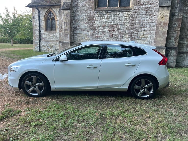2018 Volvo V40 2.0 T2 R-Design Euro 6 (s/s) 5dr HATCHBACK Petrol Manual