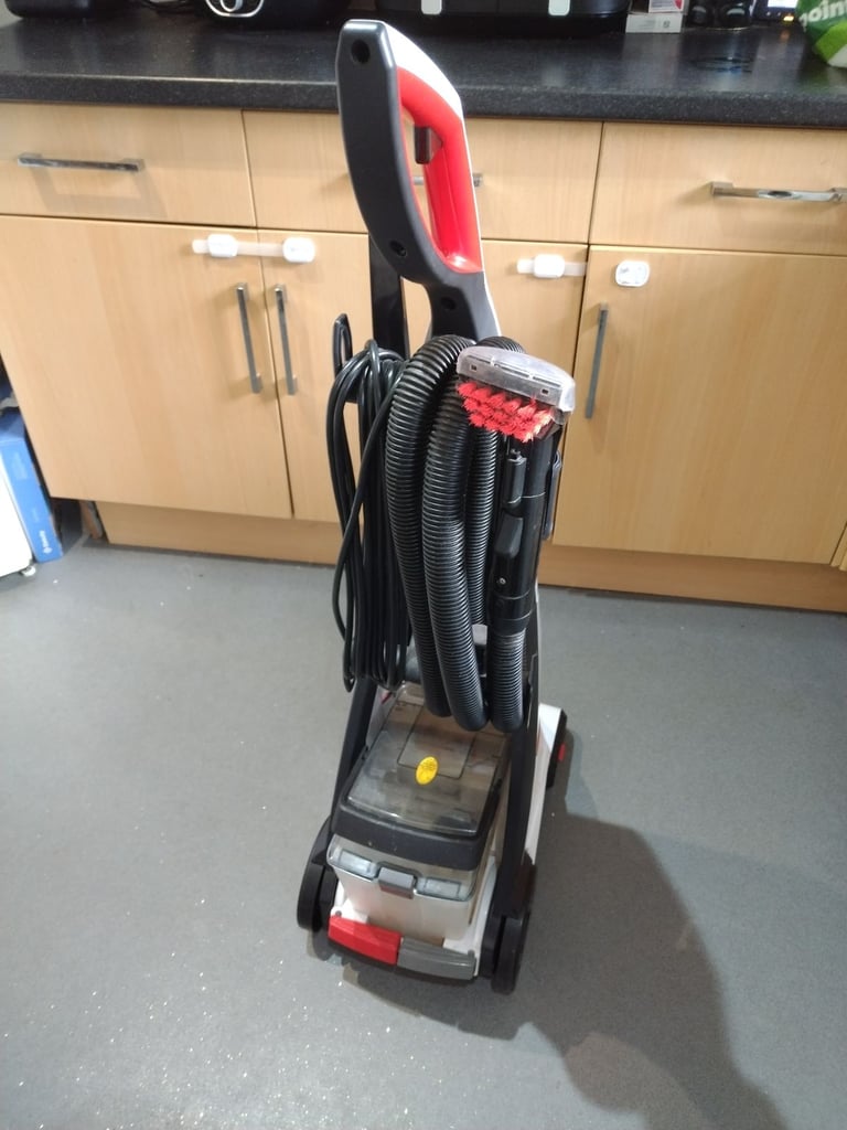 Carpet shampoo cleaner bissell with attachments and hose in very good condition good working order 