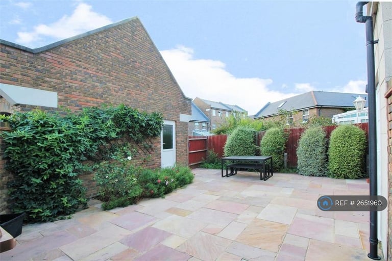 4 bedroom house in Park Cliff Road, Greenhithe, DA9 (4 bed) (#2651960)
