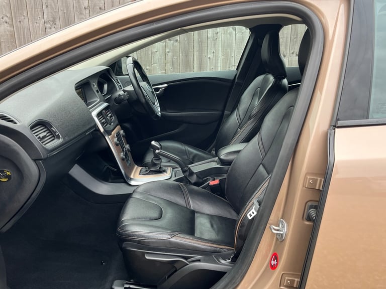 2014 Volvo V40 D2 Cross Country SE Lux 5dr **£20 Road Tax** HATCHBACK Diesel Manual