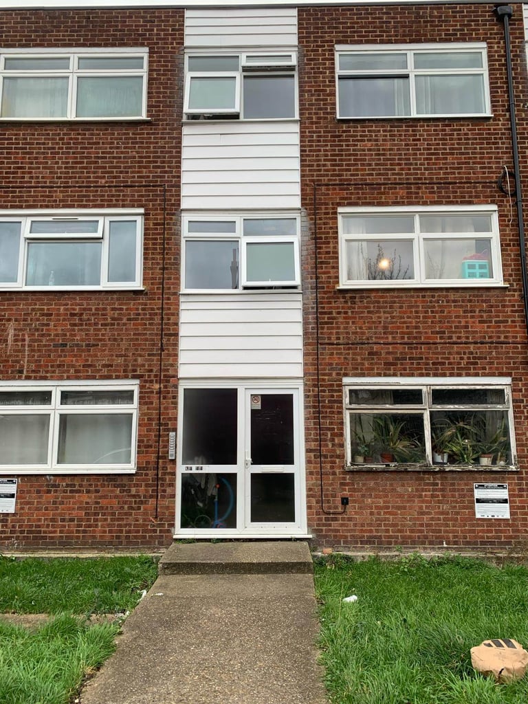 image for Spacious 2 Bedroom Ground Floor Flat Available To Let In Ilford (IG1)