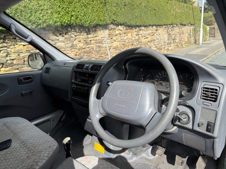 2005 Toyota HiAce POWER VAN 300 GS D4-D LONG WHEEL BASE (LWB) MANUAL DIESEL SILVER PANEL VAN Dies...