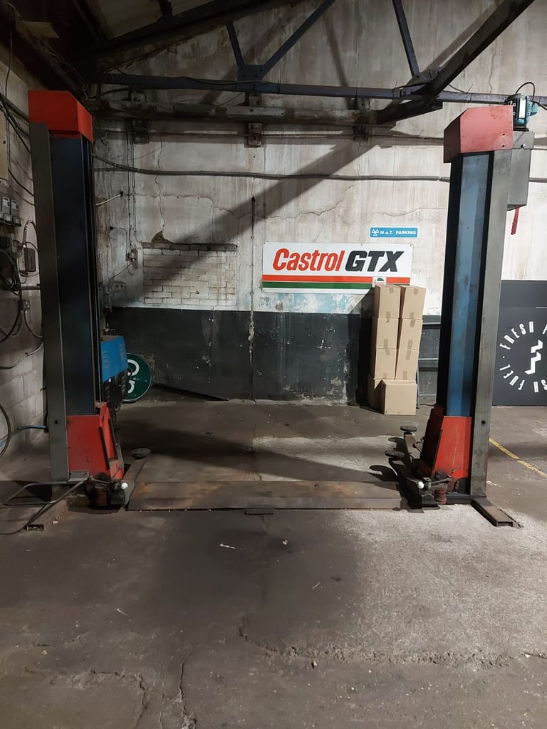 TWO POST VEHICLE LIFT