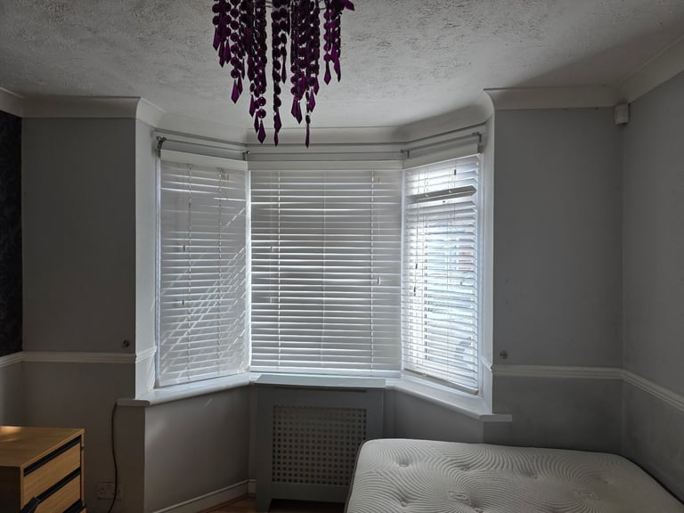 Spacious Double bed side Room for rent