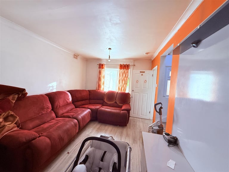3 bedroom house in Renfrew Road, Hounslow