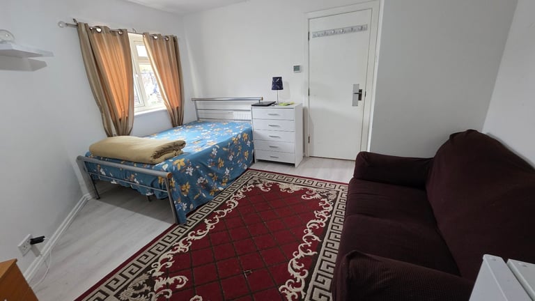 Large double room in hayes