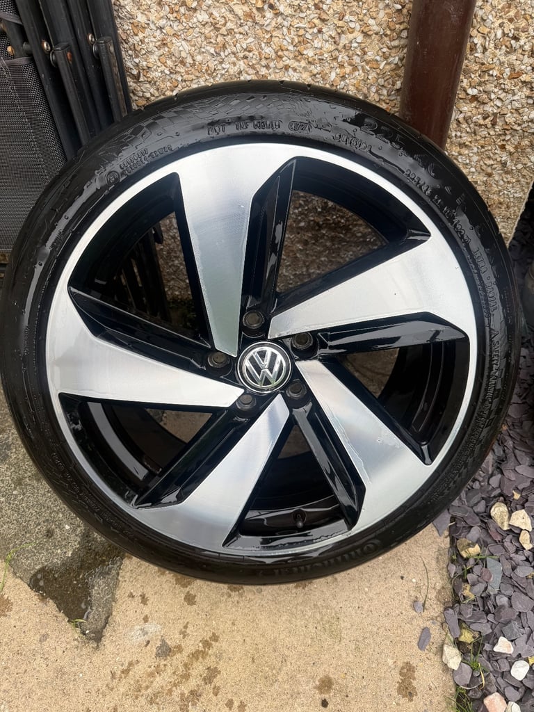 Genuine Volkswagen Golf GTI alloys and tyres