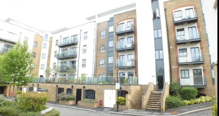 Beautiful 1-Bedroom Flat with Parking & Gym Access – Queen Mary’s Place, SW15