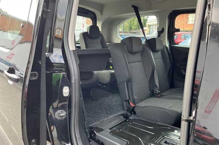 2025 Vauxhall Combo Life Electric 52kWh Design XL MPV 5dr Electric Auto (7.4kW Charger) (136 ps) ...