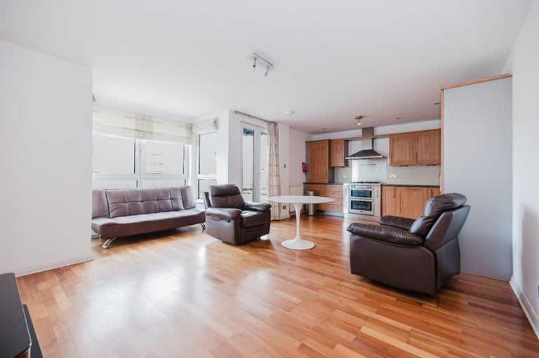 Modern, 2 bedroom, 1st floor flat with large terrace and private parking, in Leith – available NOW
