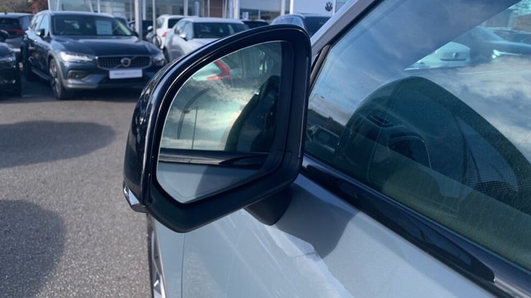 2023 Volvo XC40 Ultimate, B4 mild hybrid, Petrol, Dark ESTATE N/A Automatic