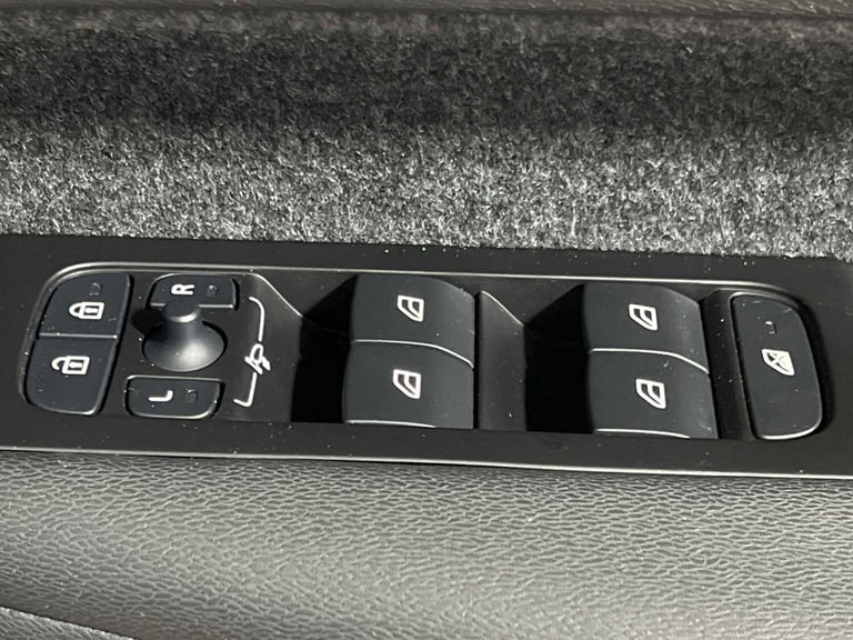  Volvo XC40 2.0 B4P R DESIGN Pro 5dr Auto [7 speed] Estate Petrol Automatic