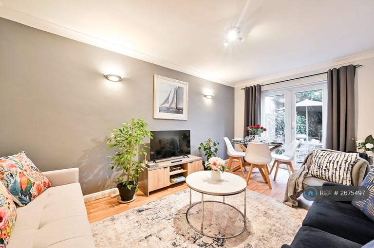 image for 2 bedroom flat in Royston Road, West Byfleet, KT14 (2 bed) (#2675497)