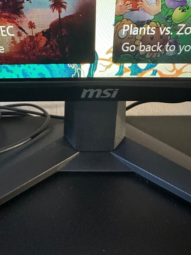 Full gaming set up. Xbox S 1tb, pad, headset, chair, monitor, table