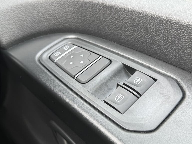 2025 Renault Trafic 130ps LL30 130 Advance 6 Seat with Air Con, Cruise, Rear Sensors &amp; Delive...