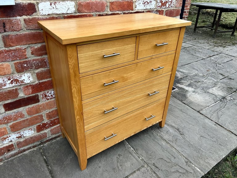 Solid Oak Chest of Drawers - Excellent Condition 