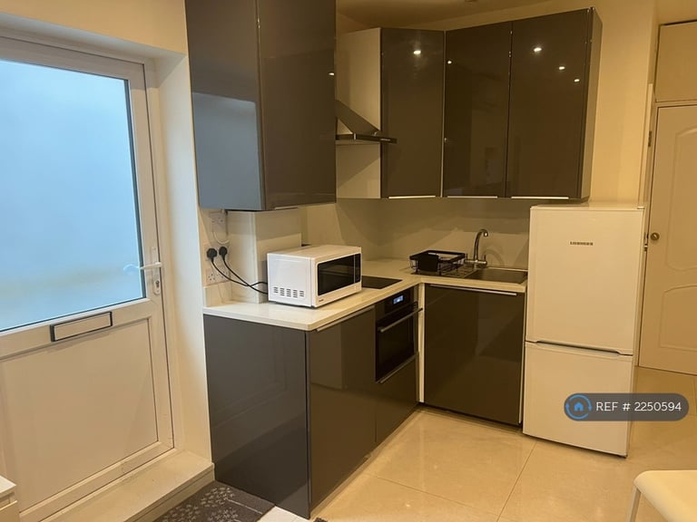 Studio flat in North Crescent, London, N3 (#2250594)