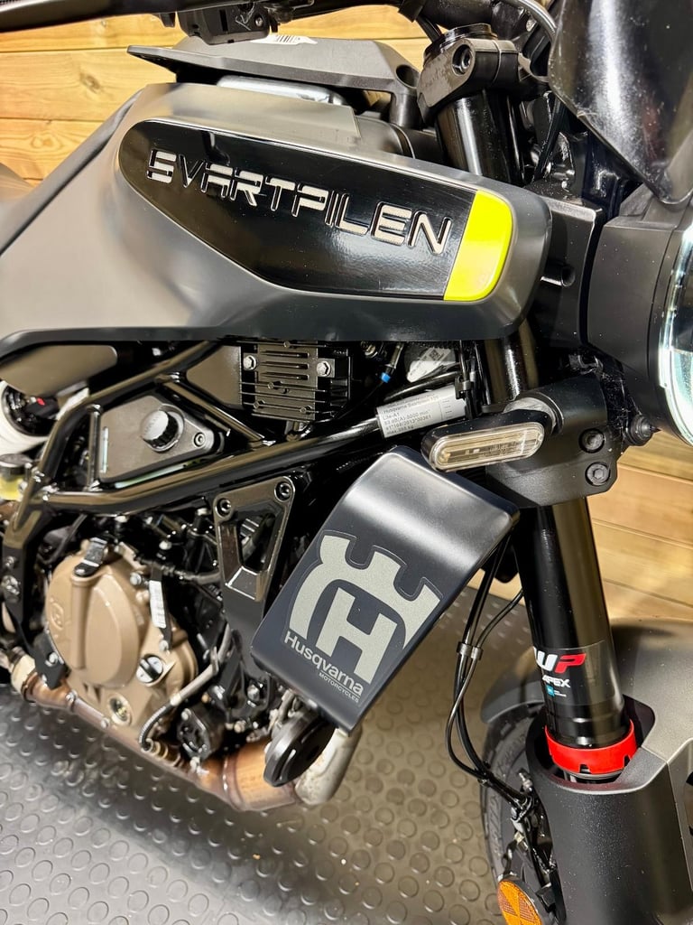 Husqvarna SVARTPILEN 125 / 2024 (upgraded) model / just 1999 miles 